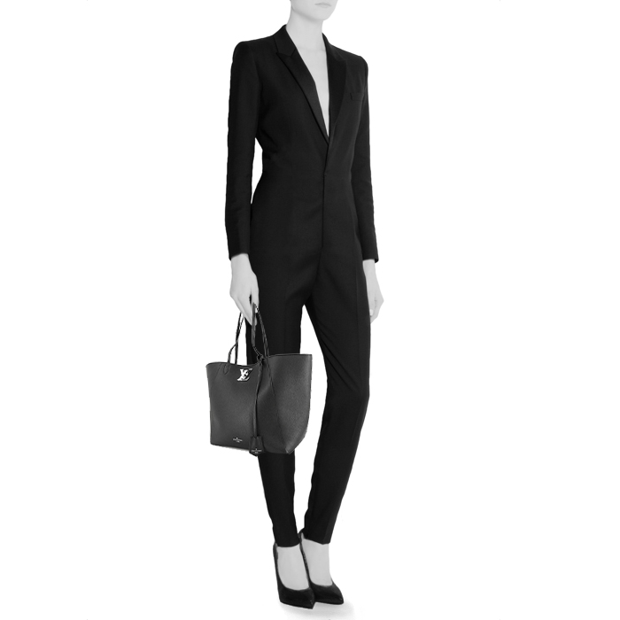 Louis Vuitton Lockme shopping bag in black grained leather - Detail D1