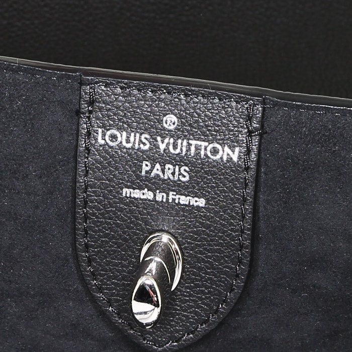 Louis Vuitton Lockme shopping bag in black grained leather - Detail D3