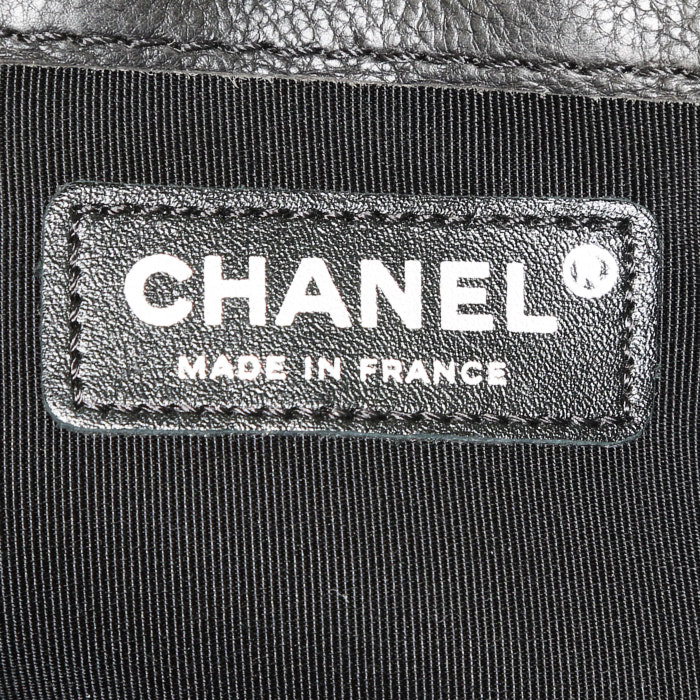 Borsa a tracolla Chanel Boy in pelle nera - Detail D4
