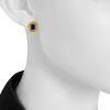 Paire de boucles d'oreilles Tiffany & Co Jean Schlumberger en or jaune et lapis-lazuli - Detail D1 thumbnail
