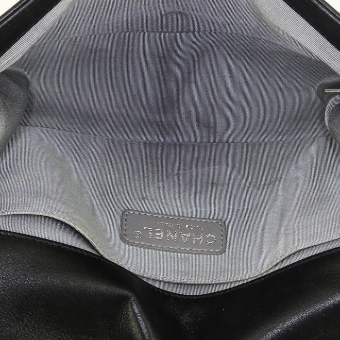 Chanel Boy handbag in black quilted leather - Detail D3