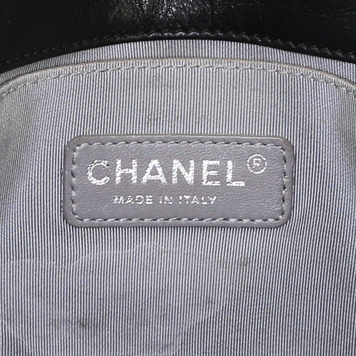 Bolso de mano Chanel Boy en cuero acolchado negro - Detail D4