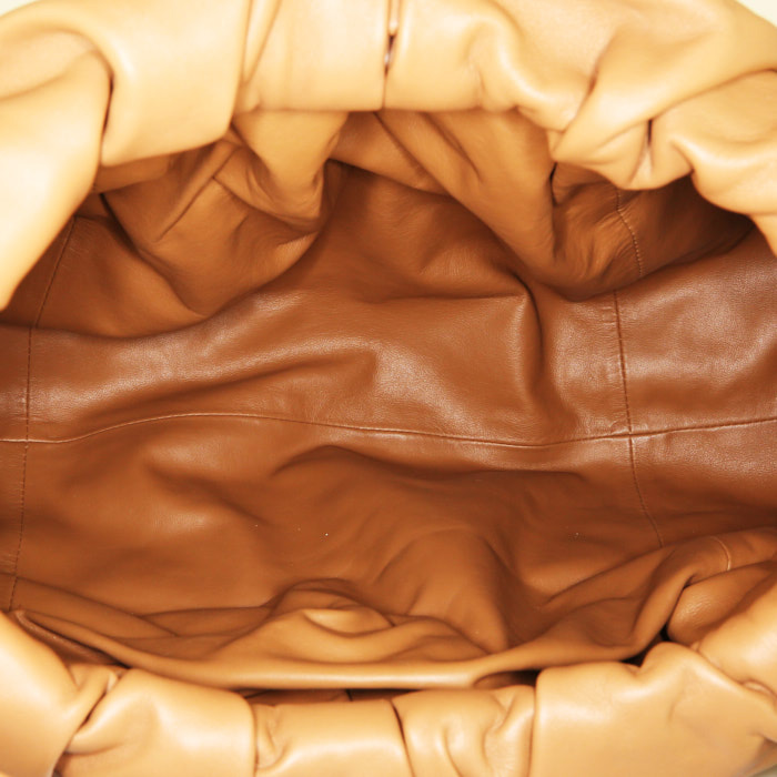 Sac à main Bottega Veneta  The Shoulder Pouch en cuir marron - Detail D2