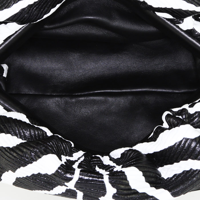 Bolso de mano Bottega Veneta Chain Pouch en cuero negro y blanco - Detail D2
