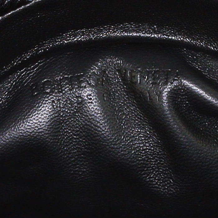 Bolso de mano Bottega Veneta Chain Pouch en cuero negro y blanco - Detail D3