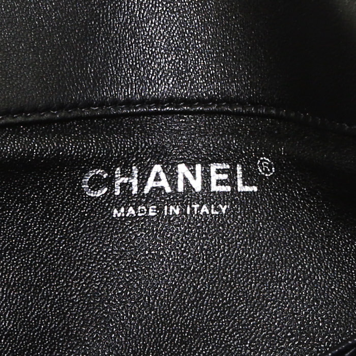 Bolso bandolera Chanel Mini Timeless en cuero acolchado negro - Detail D3