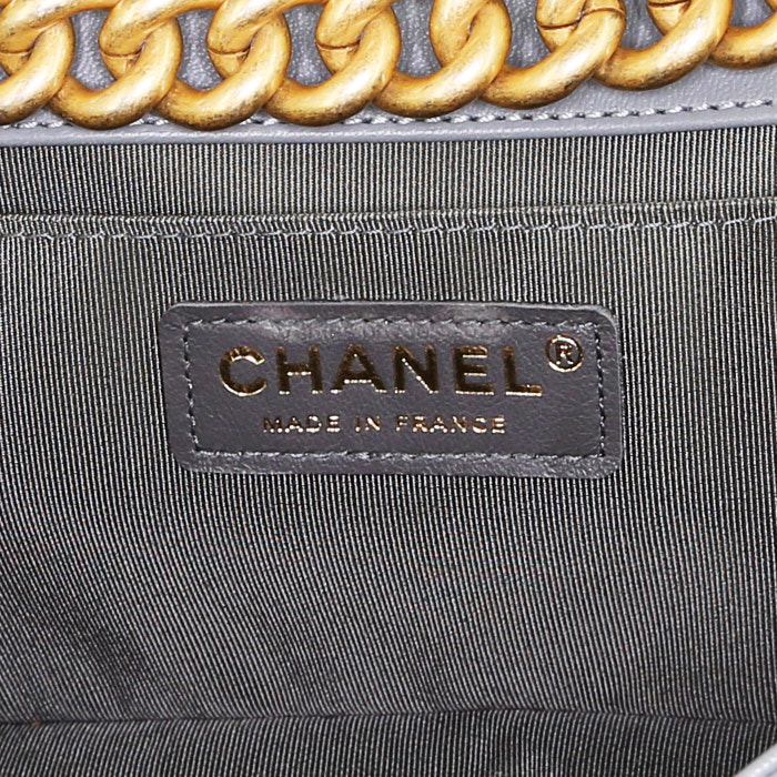 Sac à main Chanel Boy en cuir matelassé gris - Detail D3