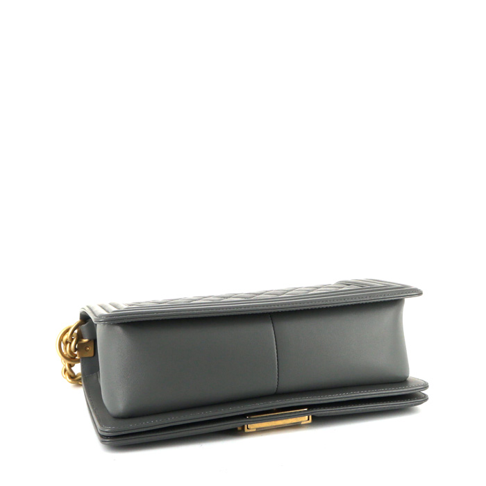 Bolso de mano Chanel Boy en cuero acolchado gris - Detail D4