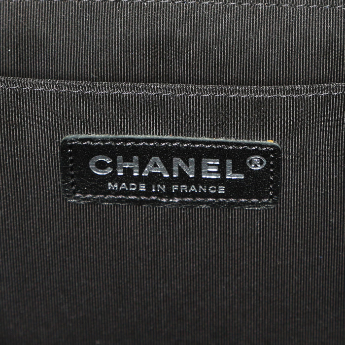 Sac à main Chanel Timeless jumbo en tweed noir , bleu rouge et blanc - Detail D4