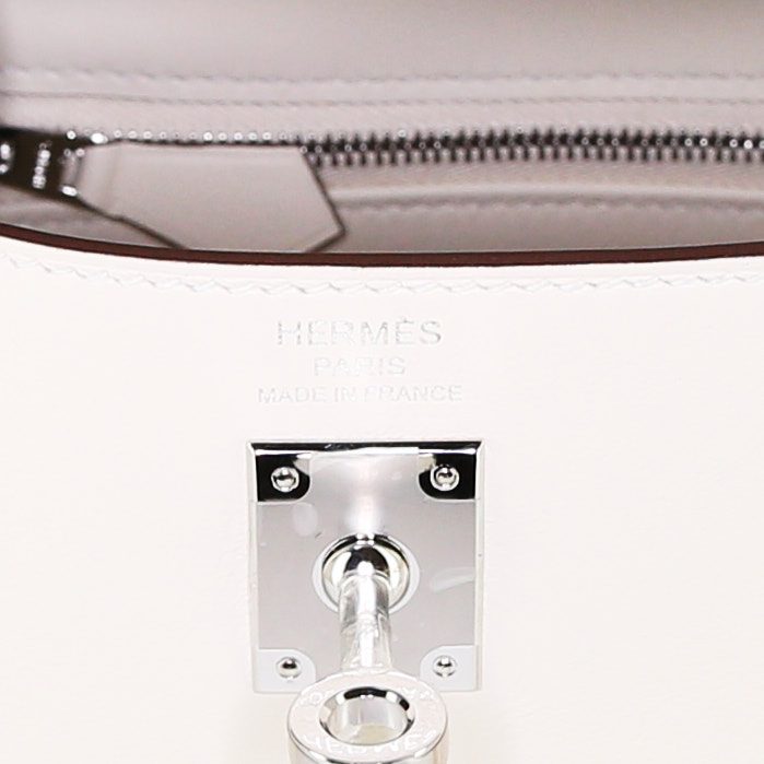 Bolso de mano Hermès Kelly 25 cm In&Out en cuero swift blanco Nata - Detail D4