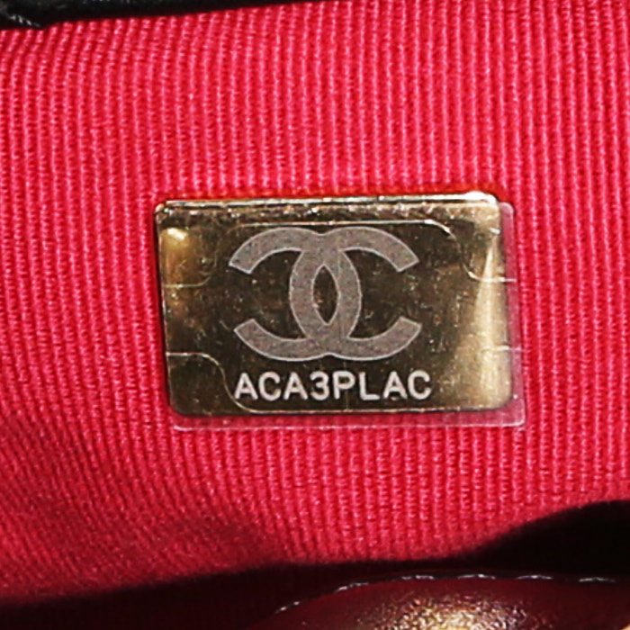 Sac bandoulière Chanel  Bucket en cuir matelassé noir - Detail D4