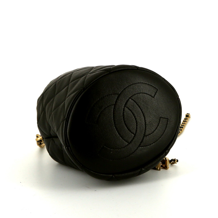 Sac bandoulière Chanel  Bucket en cuir matelassé noir - Detail D5
