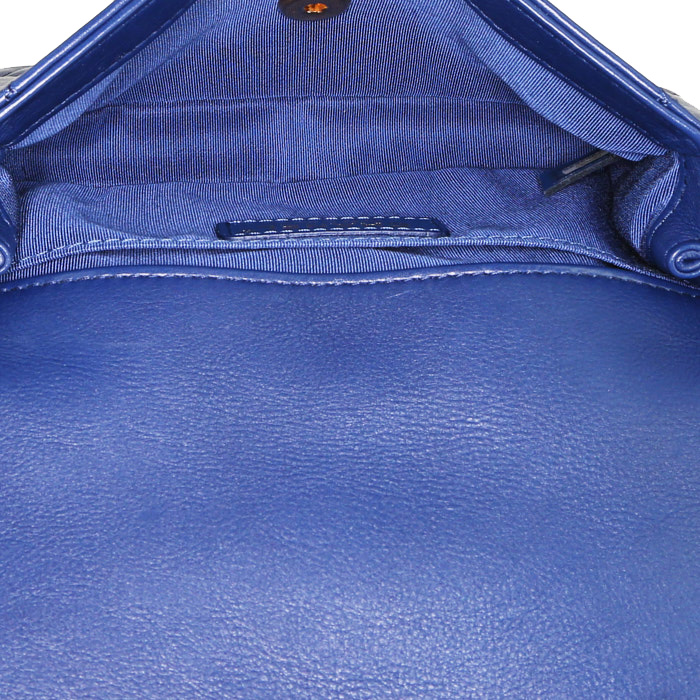 Bolsito-cinturón Chanel en cuero acolchado azul marino - Detail D2