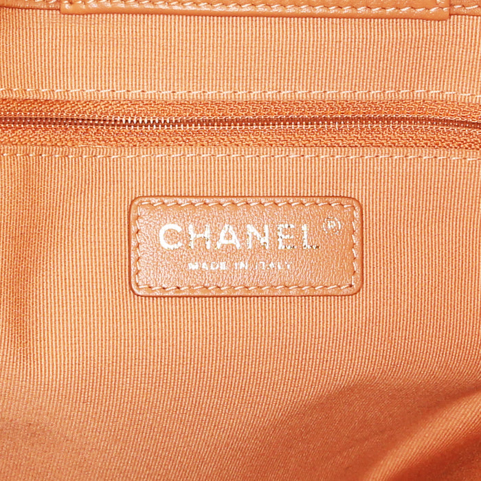 Sac cabas Chanel Grand Shopping en cuir matelassé marron - Detail D4