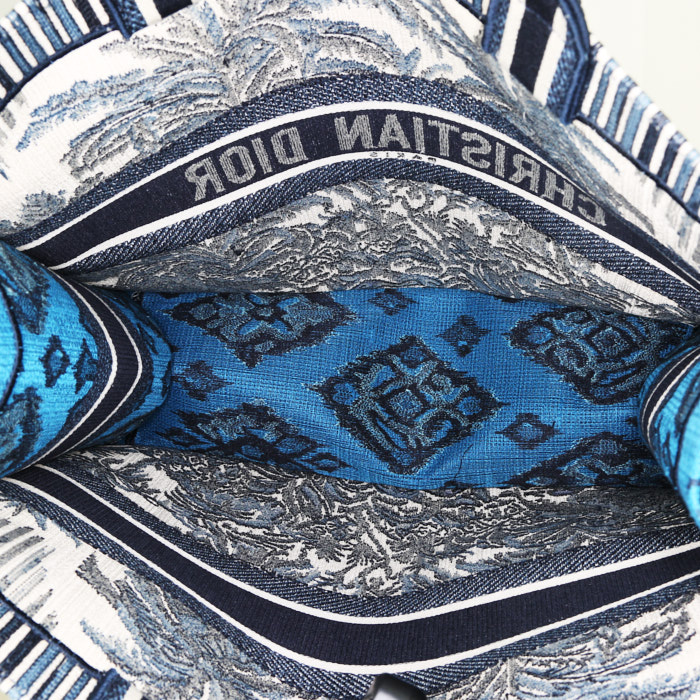 Bolso Cabás Dior Book Tote modelo grande en lona azul y blanca - Detail D2