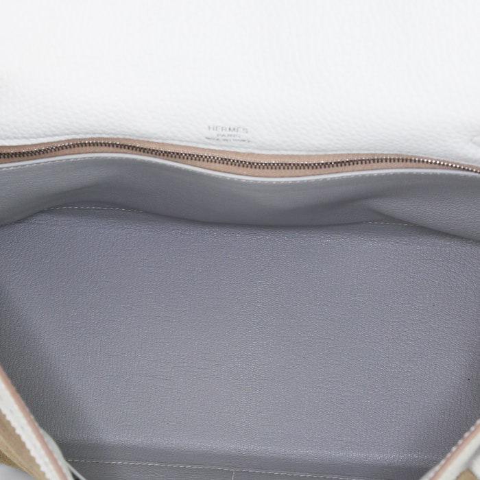 Sac à main Hermès Kelly 32 Ghillies en cuir Gris Perle et blanc et veau doblis marron - Detail D3