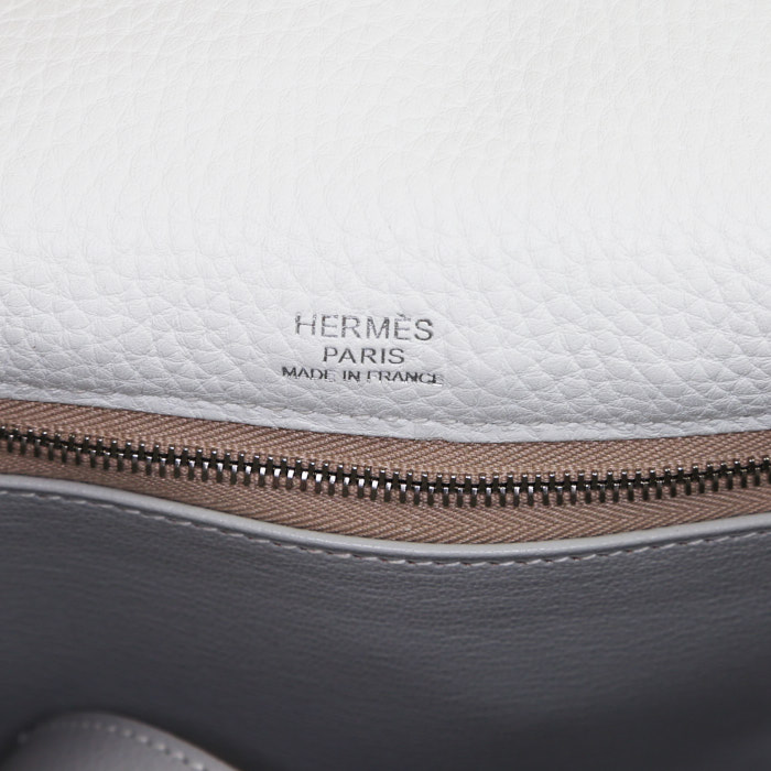 Sac à main Hermès Kelly 32 Ghillies en cuir Gris Perle et blanc et veau doblis marron - Detail D4