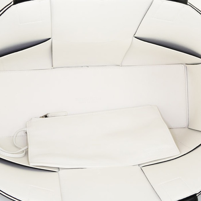 Bottega Veneta Arco Tote shopping bag in black and white intrecciato leather - Detail D2