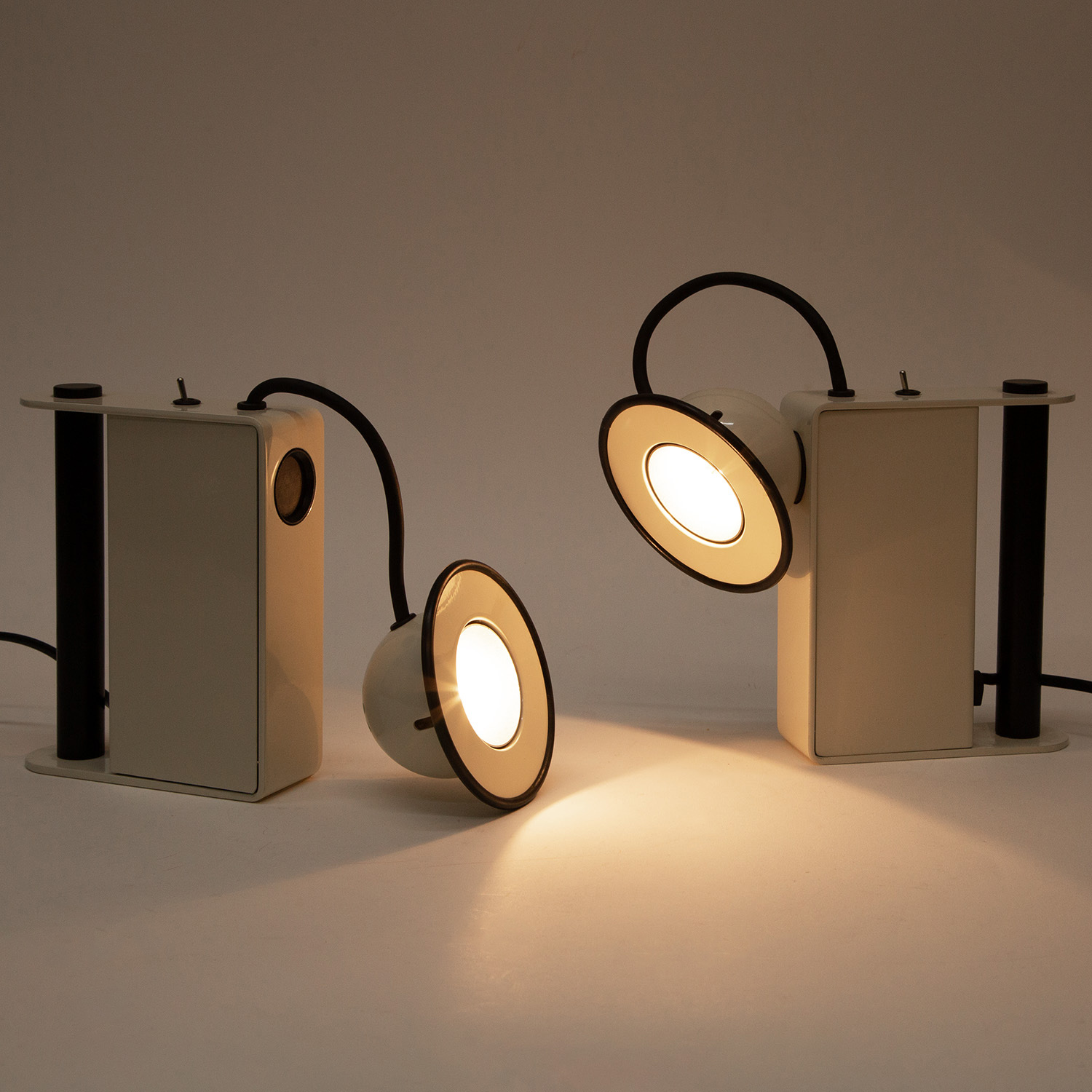 Gae Aulenti (1927-2012) 
Piero Castiglioni (1944-), Paire de lampes de chevet Minibox - création de 1979 - Detail D5