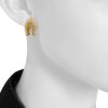 Paire de clips d'oreilles époque années 50 Vintage en or jaune,  or blanc et diamants - Detail D1 thumbnail