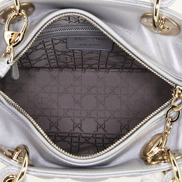 Dior Lady Dior medium model handbag in Gris Perle and mother of pearl leather cannage - Detail D3