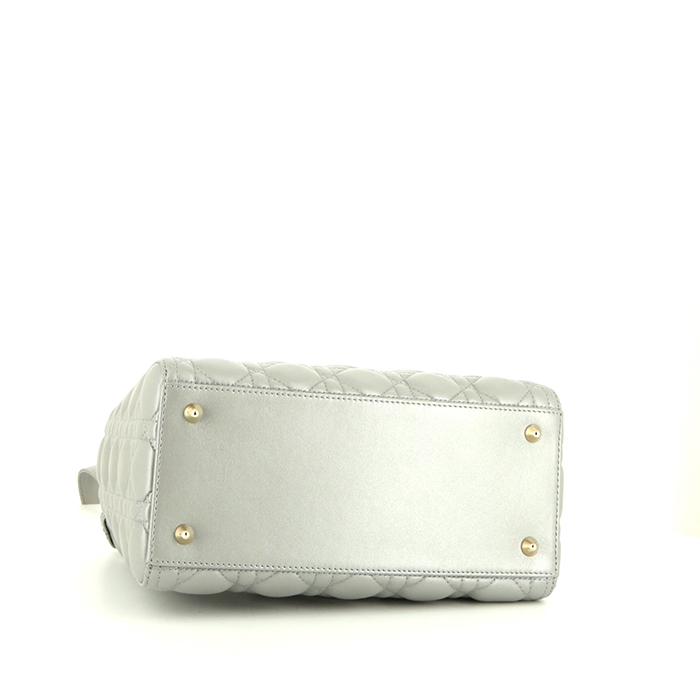 Dior Lady Dior medium model handbag in Gris Perle and mother of pearl leather cannage - Detail D5