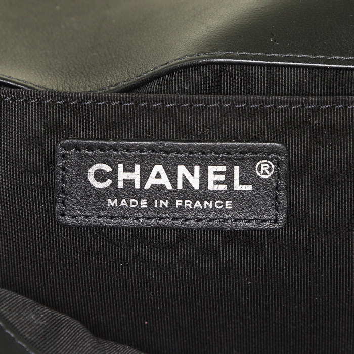 Chanel Boy handbag in black quilted leather - Detail D4