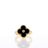 Van Cleef & Arpels Alhambra Vintage ring in yellow gold,  onyx and diamond - 360 thumbnail