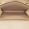 Billetera Louis Vuitton en cuero mahina beige - Detail D2 thumbnail