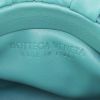 Bolso de mano Bottega Veneta Chain Pouch en cuero turquesa - Detail D3 thumbnail