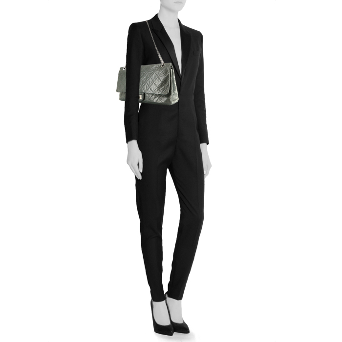 Sac bandoulière Chanel  Chanel 2.55 en cuir matelassé gris - Detail D1