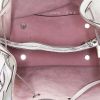Borsa a tracolla Louis Vuitton Muria in pelle Mahina grigia - Detail D3 thumbnail