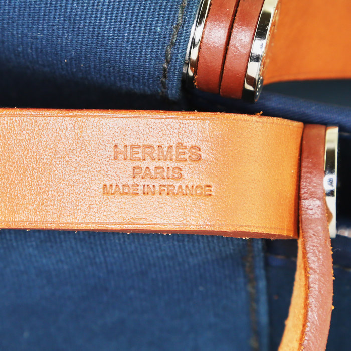 Shopping bag Hermès Cabag in tela blu marino e mucca Hunter marrone - Detail D4