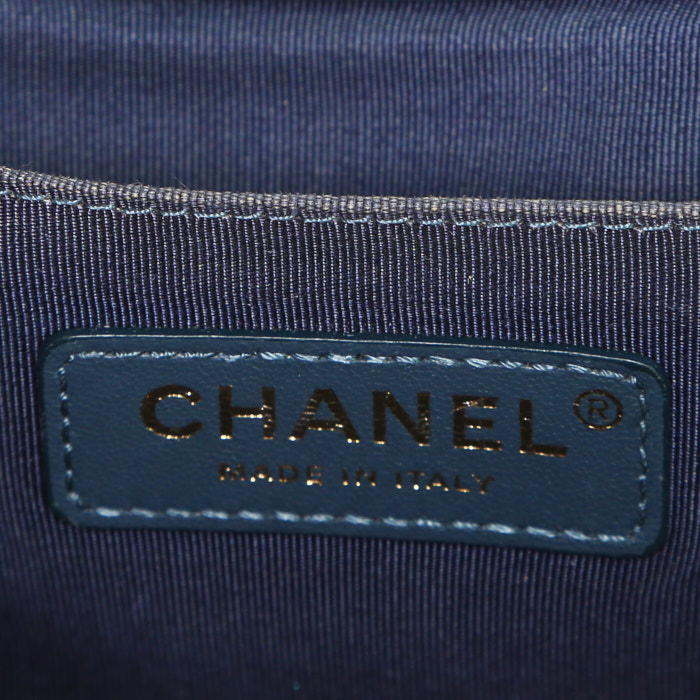 Sac bandoulière Chanel  Boy petit modèle  en toile bleue et beige et cuir bleu - Detail D4