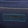 Borsa a tracolla Chanel Boy in tela blu e beige con motivo a spina di pesce e pelle blu - Detail D4 thumbnail