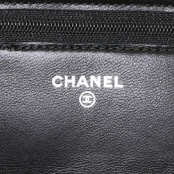 Sac bandoulière Chanel  Wallet on Chain en cuir matelassé noir - Detail D3