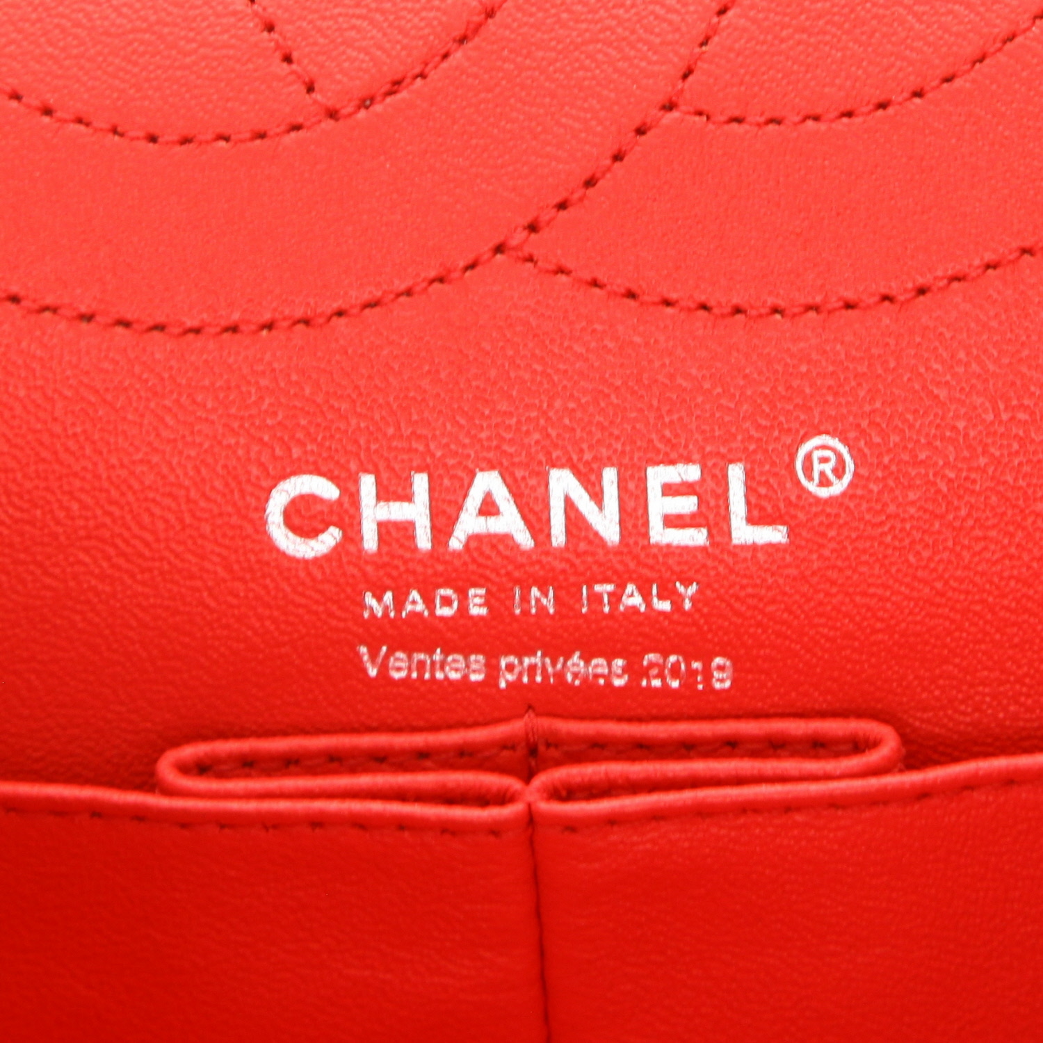 Bolso bandolera Chanel 2.55 en cuero acolchado rojo - Detail D2