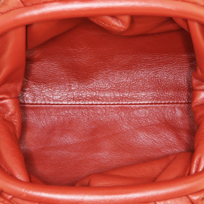 Bolso bandolera Bottega Veneta Pouch Mini en cuero marrón - Detail D2