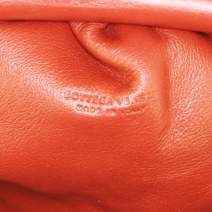 Bolso bandolera Bottega Veneta Pouch Mini en cuero marrón - Detail D3