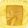 Bolso/bolsito Bottega Veneta Pouch en cuero trenzado amarillo - Detail D2 thumbnail
