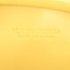 Bolso/bolsito Bottega Veneta Pouch en cuero trenzado amarillo - Detail D3 thumbnail