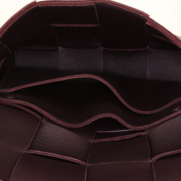 Bottega Veneta  Cassette clutch-belt  in plum intrecciato leather - Detail D2