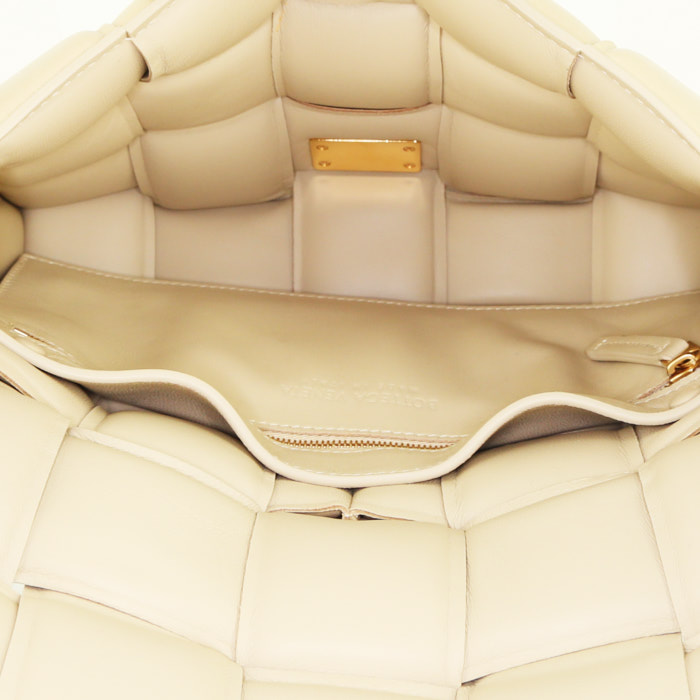Bottega Veneta Padded shoulder bag in beige braided leather - Detail D2