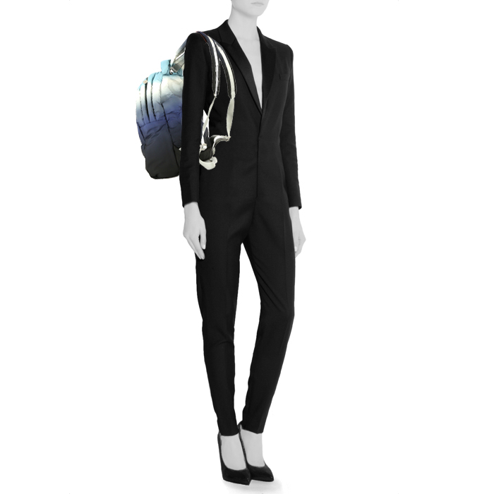 Chanel Editions Limitées backpack in blue shading quilted canvas - Detail D1