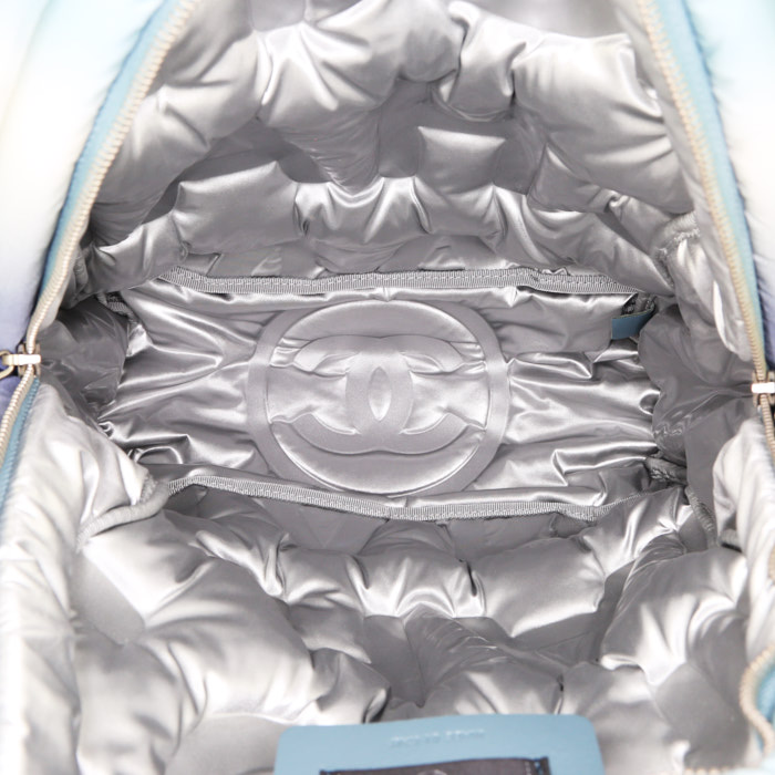 Mochila Chanel Editions Limitées en lona acolchada degradada azul - Detail D2