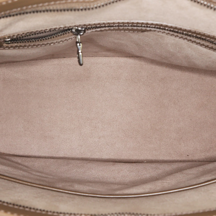 Sac à main Louis Vuitton Lussac en cuir épi taupe - Detail D2
