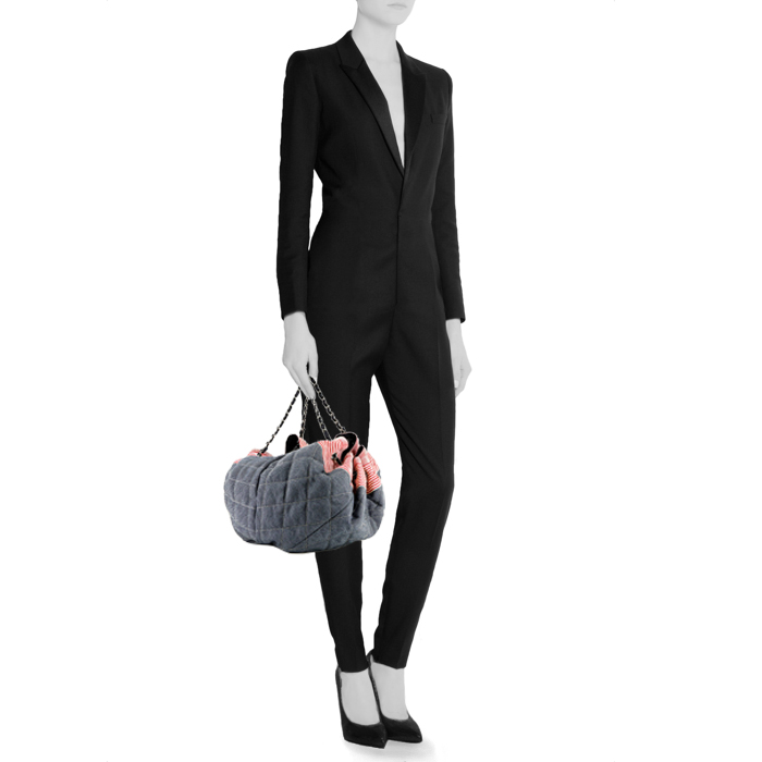 Chanel Coco Mark Tote handbag in white and red canvas and blue denim canvas - Detail D1