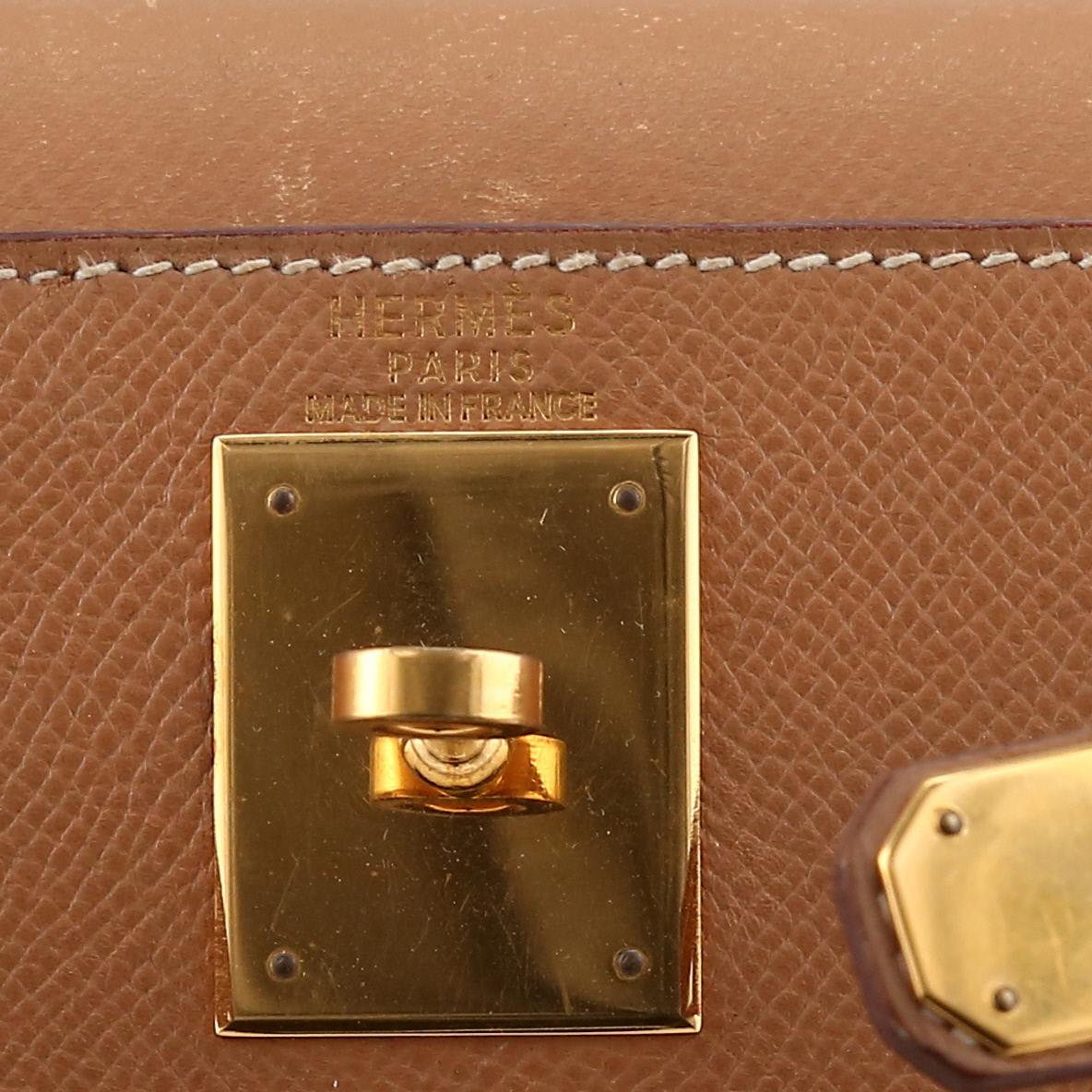 Bolso de mano Hermès  Kelly 28 cm en cuero epsom color oro - Detail D9