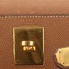 Hermès  Kelly 28 cm handbag  in gold epsom leather - Detail D9 thumbnail