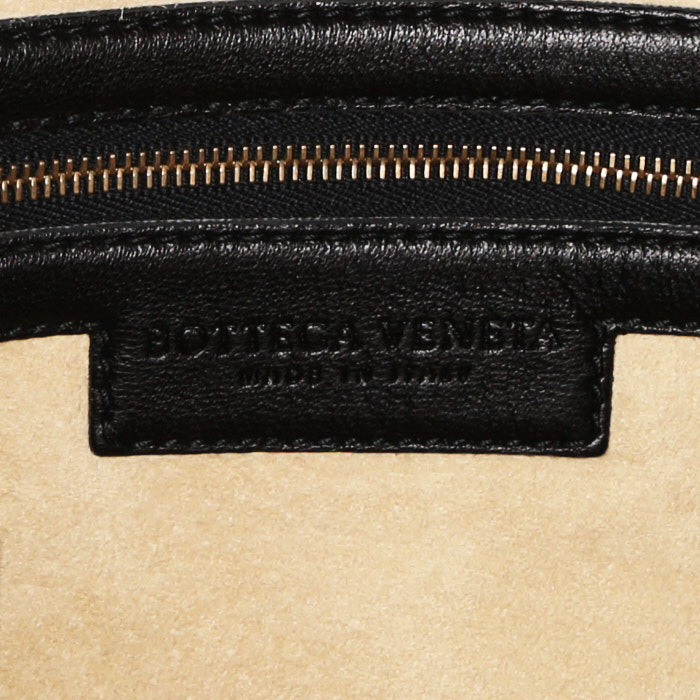 Bolso de mano Bottega Veneta Veneta en cuero intrecciato negro - Detail D3
